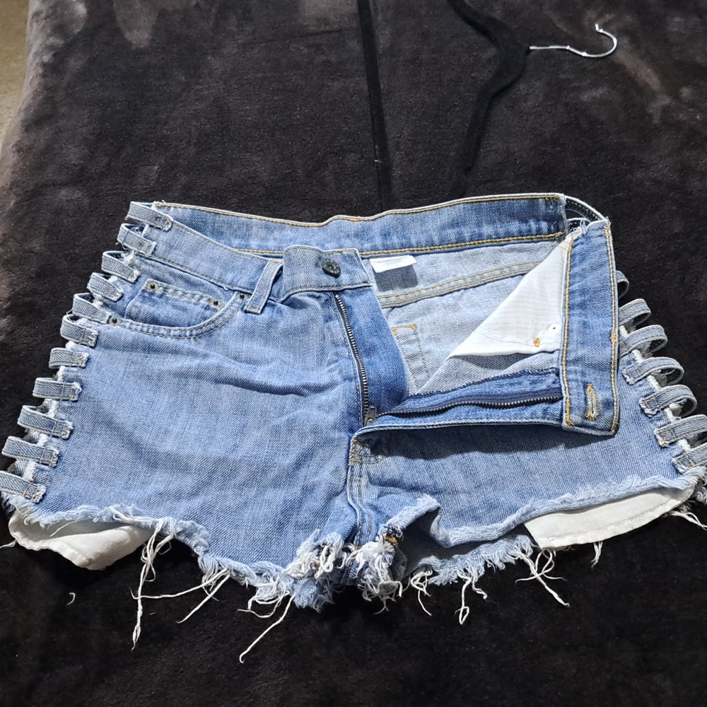 CARMAR SIDE LADDER DISTRESSED JEAN SHORTS. Sz28. Blue jeans